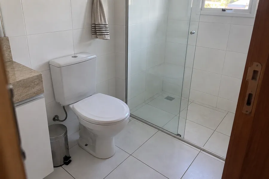 Banheiro com piso e vaso sanitário limpos