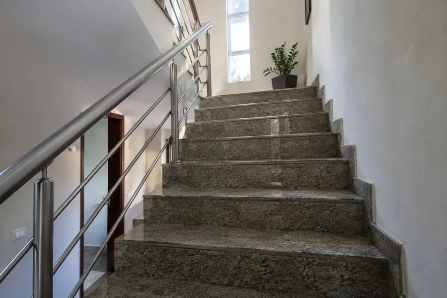 Escada de granito limpa