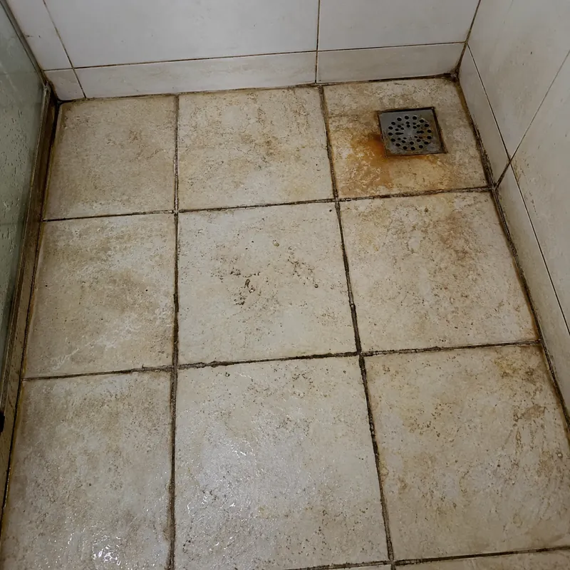 Piso do banheiro encardido antes da limpeza