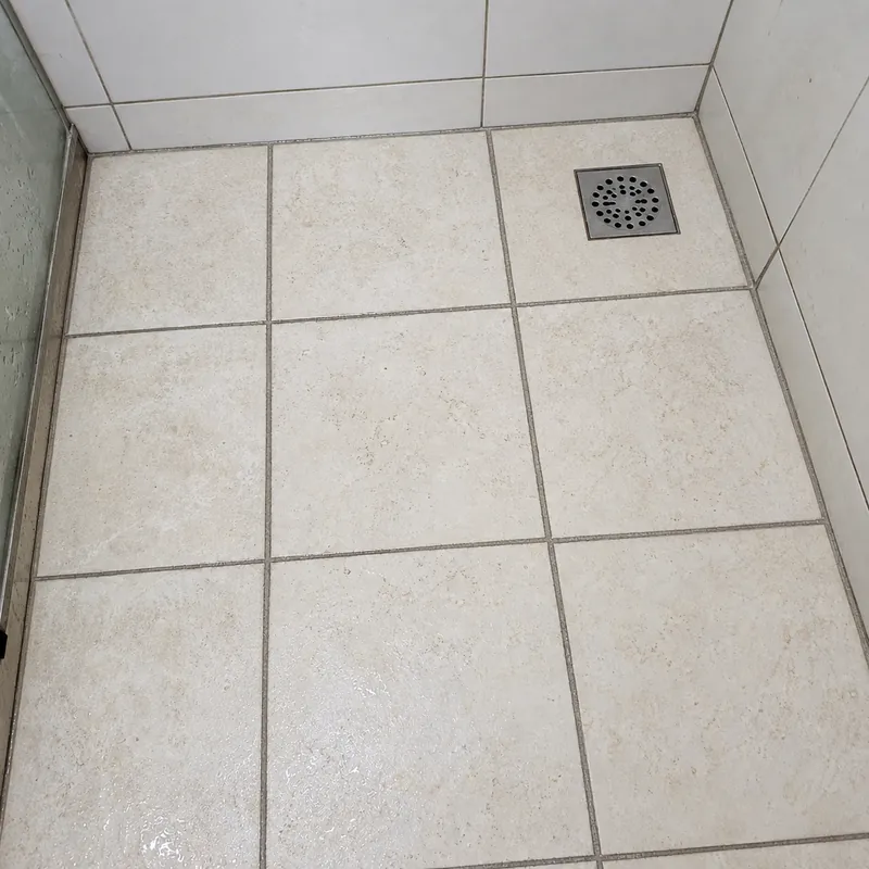 Piso do banheiro depois da limpeza