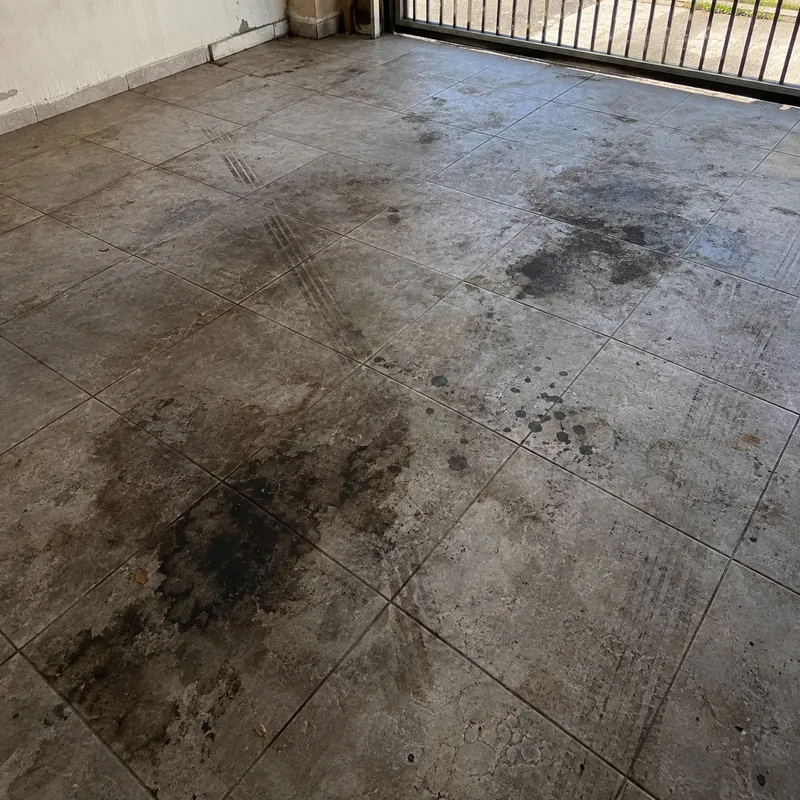 Piso da garagem encardido antes da limpeza